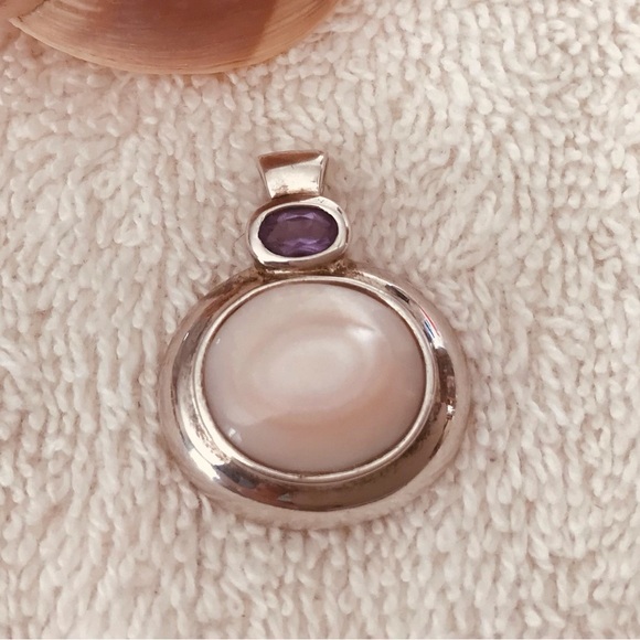 - Pink Glow Mother of Pearl and Amethyst accent set in Sterling Silver pen… - Picture 1 of 4